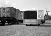 837840 Afbeelding van een autolaadkist op het terrein van Van Gend & Loos aan de Cruquiuskade te Amsterdam.